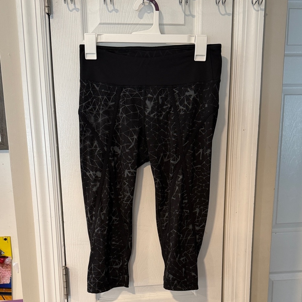 Lululemon Athletica Black Geometric Leggings capri
